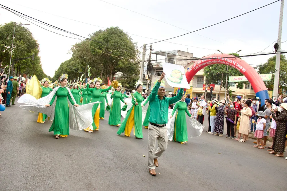 Lễ hội đường phố thu hút đông đảo người xem. Ảnh: VLX