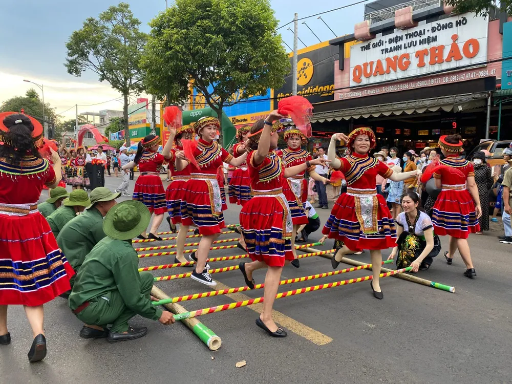 Đa sắc màu tại lễ hội đường phố. Ảnh: LX