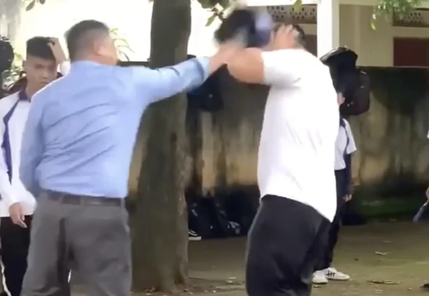 Thầy Lê Văn Tú dùng mũ bảo hiểm đánh học sinh. Ảnh cắt từ clip