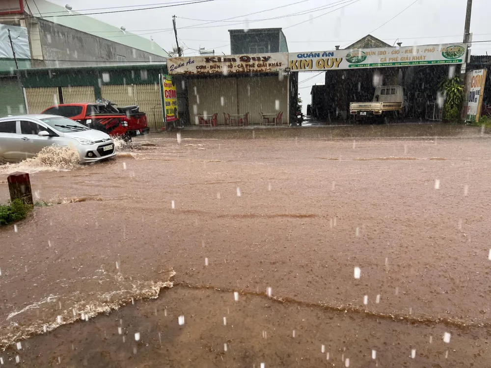 Đoạn quốc lộ 14 bị ngập ở phường Quảng Thành. Ảnh:VL