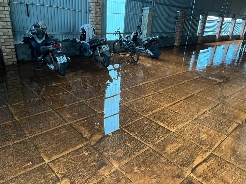 Nước bẩn tràn vào nhà dân. Ảnh:VL