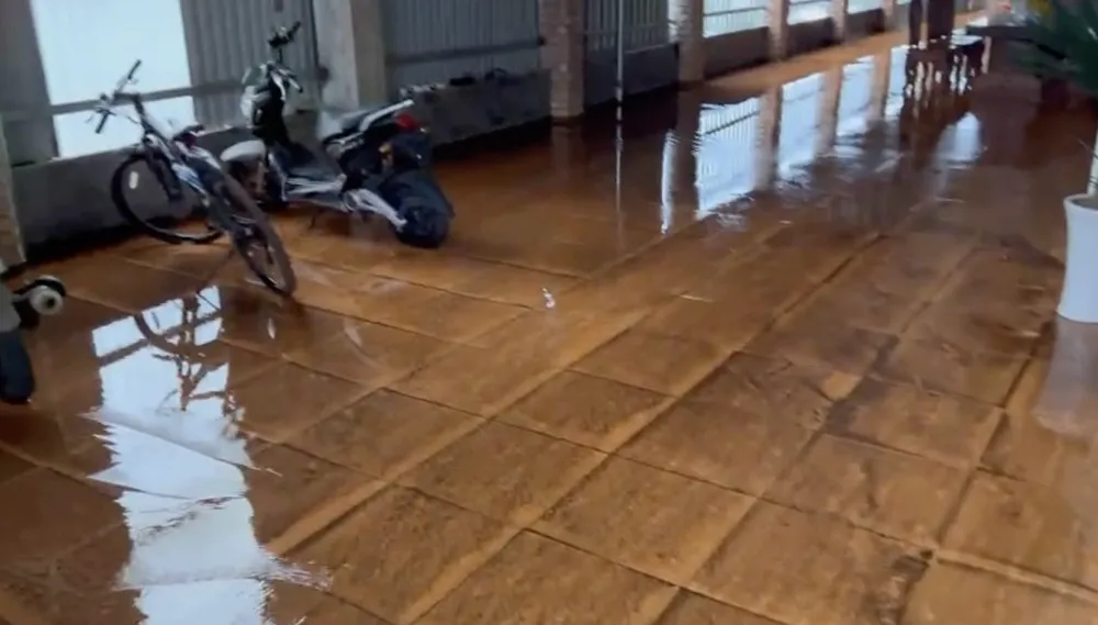 Nước tràn vào nhà dân sau cơn mưa lớn. Ảnh: VL