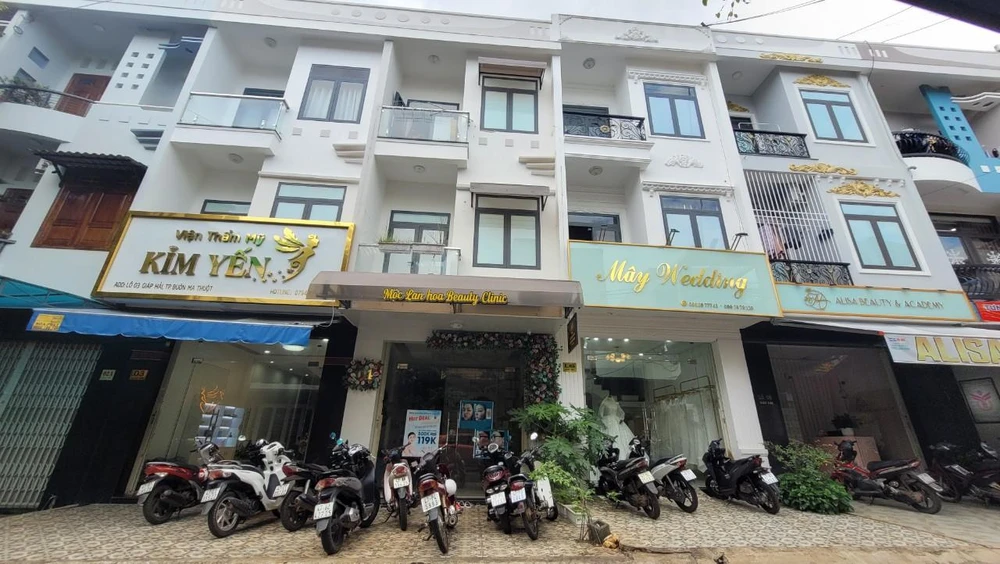 Dãy 50 căn nhà đã đưa vào sử dụng, kinh doanh. Ảnh: VL