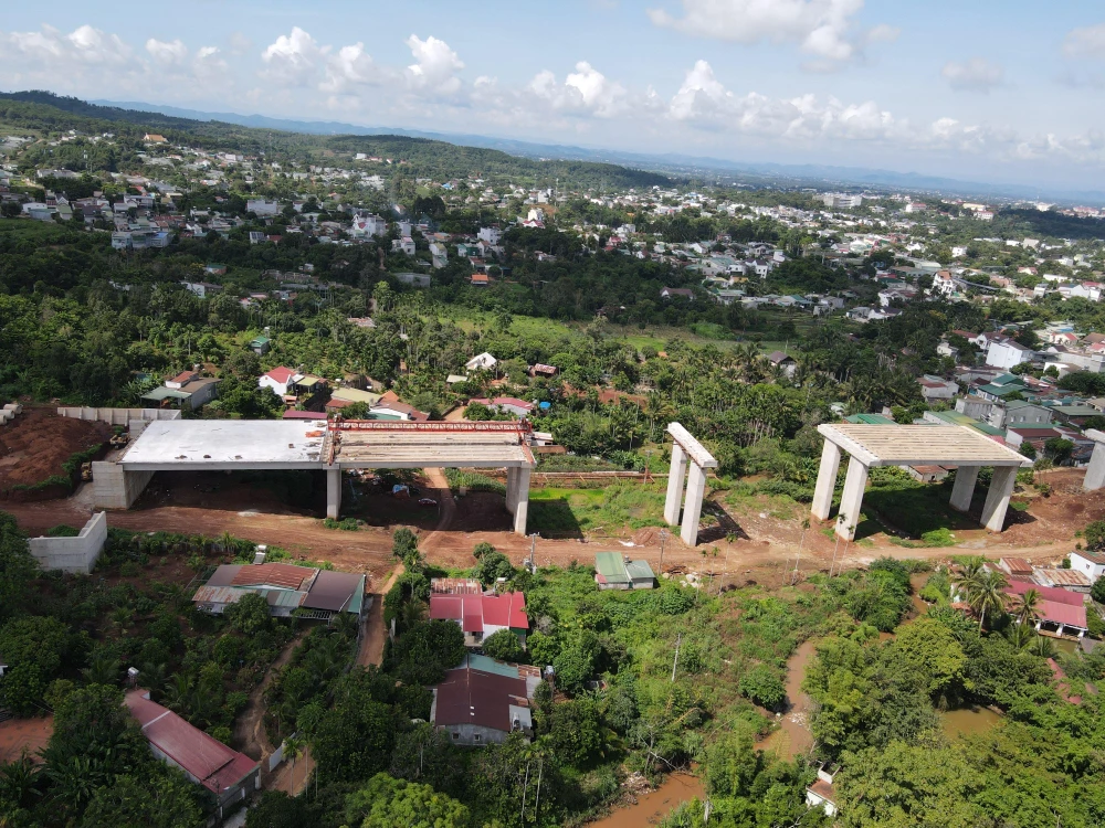 Dự án đường Đông Tây vẫn còn ngổn ngang. Ảnh: HĐ