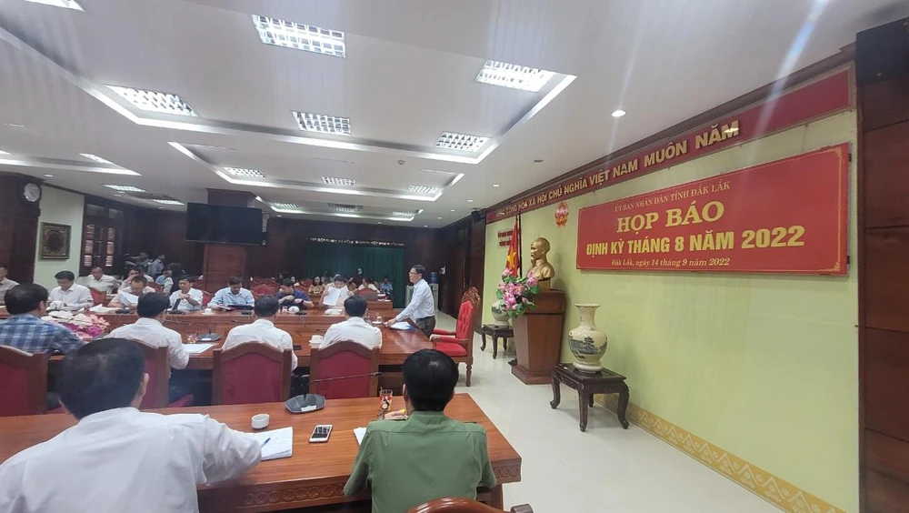 Ông Nguyễn Tuấn Hà,Phó chủ tịch thường trực UBND tỉnh Đắk Lắk thông tin tại buổi họp báo. Ảnh: VL