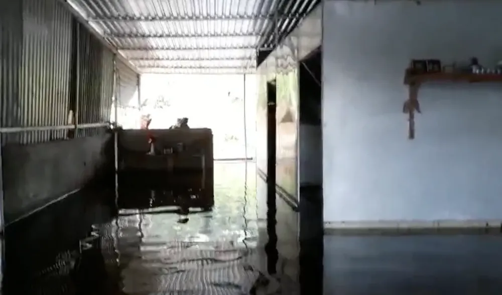 Nước lòng hồ dâng lên làm ngập nhà ông Nguyễn Văn Việt. Ảnh: VŨ LONG Nước lòng hồ dâng lên làm ngập nhà ông Nguyễn Văn Việt. Ảnh: VŨ LONG