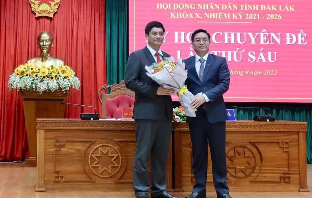 Ông Y Vinh Tơr (bìa trái) nhận hoa chúc mừng. Ảnh: LX Ông Y Vinh Tơr (bìa trái) nhận hoa chúc mừng. Ảnh: LX