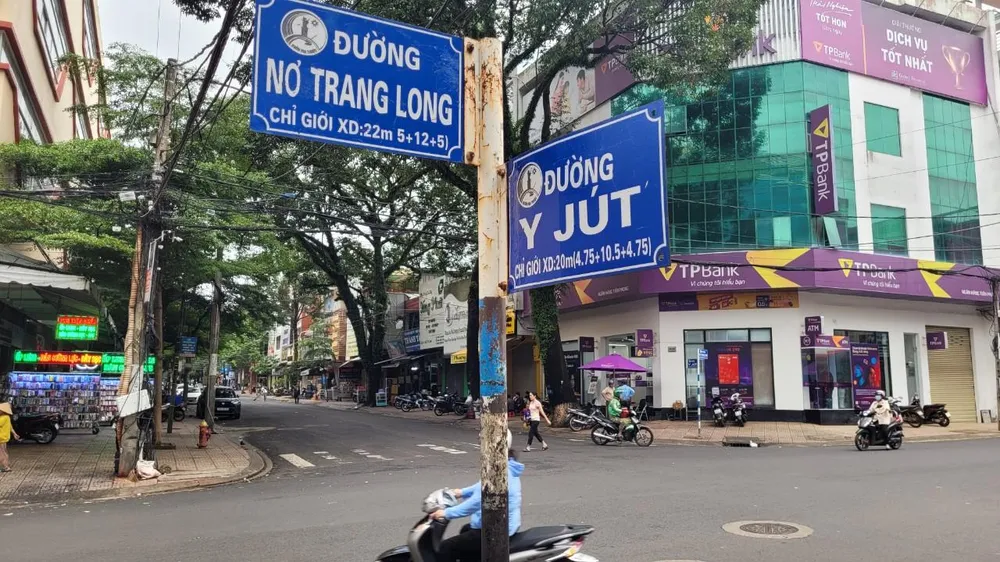 Đường Nơ Trang Long và đường Y Jút. Ảnh: VL Đường Nơ Trang Long và đường Y Jút. Ảnh: VL