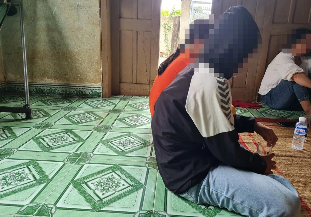 Người nhà cháu A. kể lại chuyện cháu bị giao cấu. Ảnh: AX