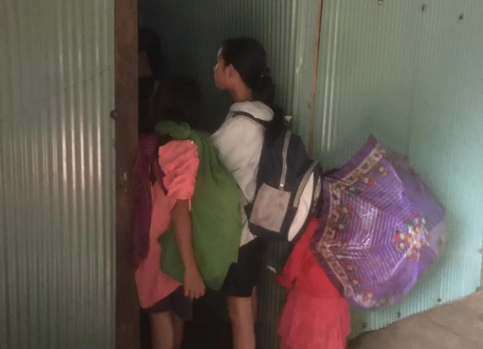 Giúp người dân vận chuyển đồ đạc đến nơi tránh mưa bão. Ảnh: LX Giúp người dân vận chuyển đồ đạc đến nơi tránh mưa bão. Ảnh: LX