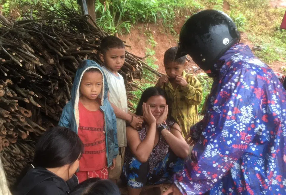 ... tìm gặp, vận động, hướng dẫn người dân ứng phó với bão số 4. Ảnh: LX ... tìm gặp, vận động, hướng dẫn người dân ứng phó với bão số 4. Ảnh: LX