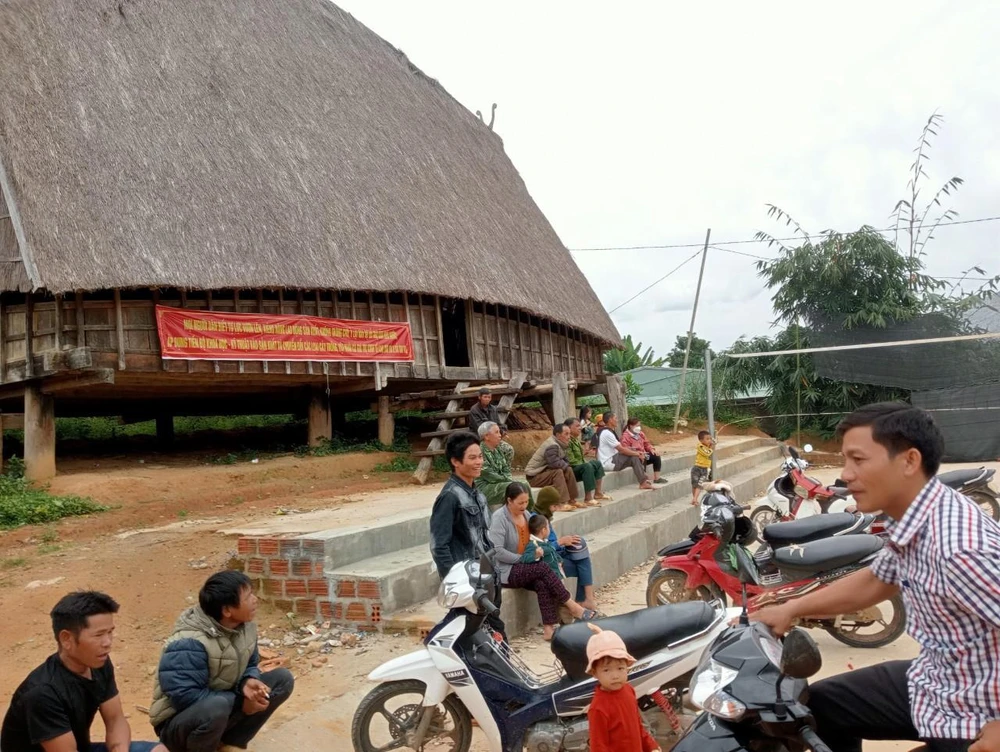 Người dân tập trung ở nhà rông để lắng nghe phổ biến công tác phòng chống thiên tai. Ảnh: LX