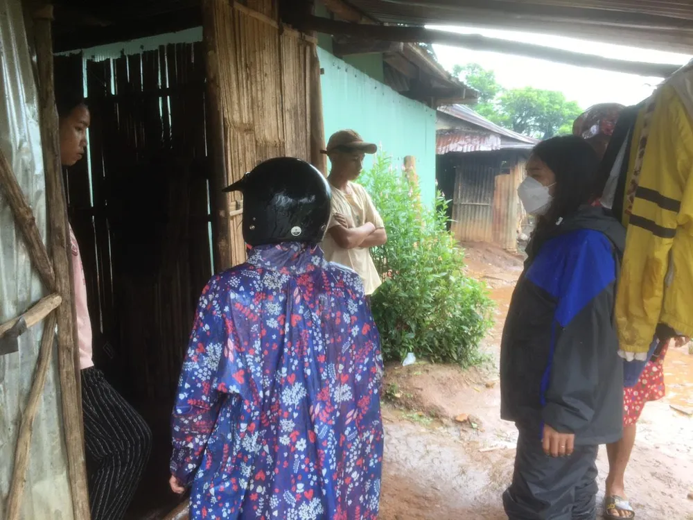 Cán bộ đi đến từng nhà.... Ảnh: LX Cán bộ đi đến từng nhà.... Ảnh: LX