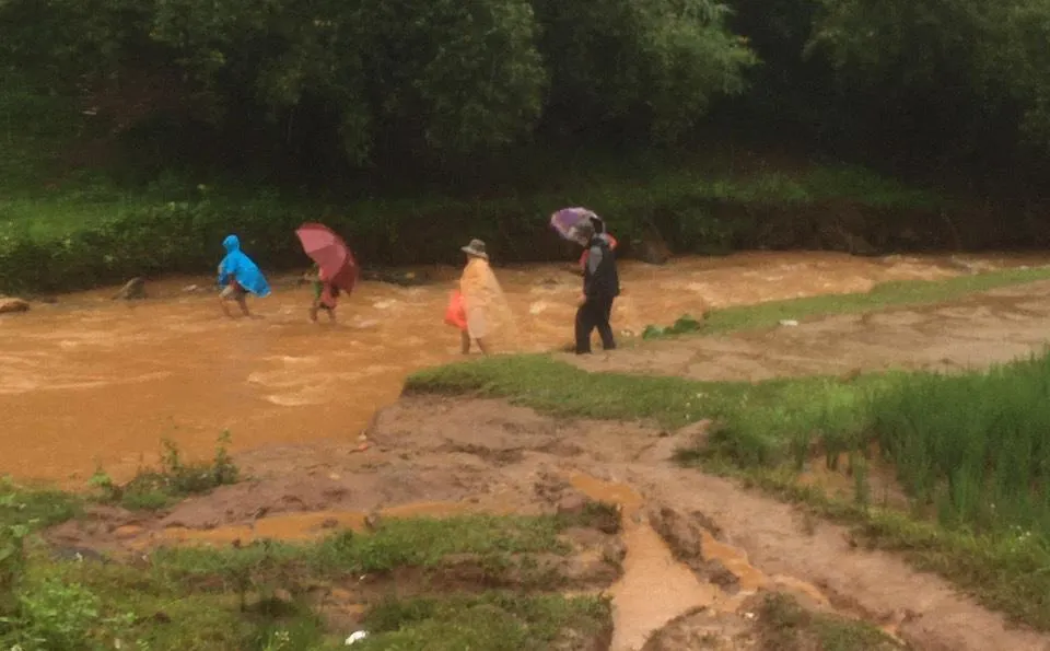 Cán bộ lội suối đến với người dân ở vùng có nguy cơ bị lũ lụt, sạt lở. Ảnh: LX Cán bộ lội suối đến với người dân ở vùng có nguy cơ bị lũ lụt, sạt lở. Ảnh: LX