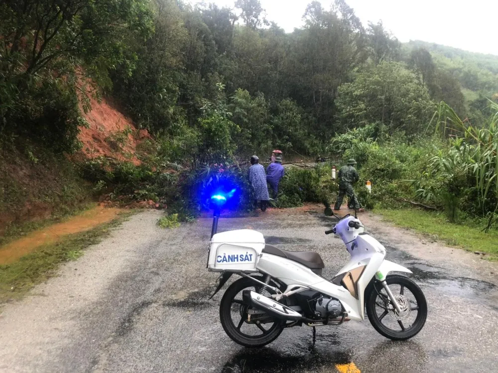 Từ sáng sớm chính quyền địa phương đã vào cuộc khắc phục hậu quả ảnh hưởng của bão số 4. Ảnh: AX