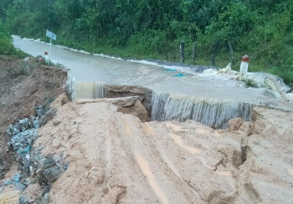 Đường bị sạt lở do mưa lớn kéo dài. Ảnh:LX