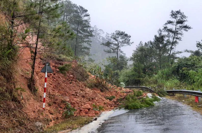 Sạt lở trên Tỉnh lộ 672, xã Tê Xăng, huyện Tu Mơ Rông. Ảnh: AX