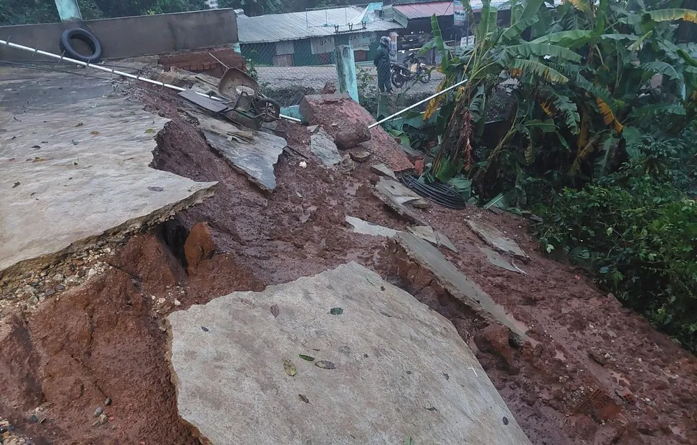 Một đoạn đường giao thông bị sạt lở. Ảnh: LX