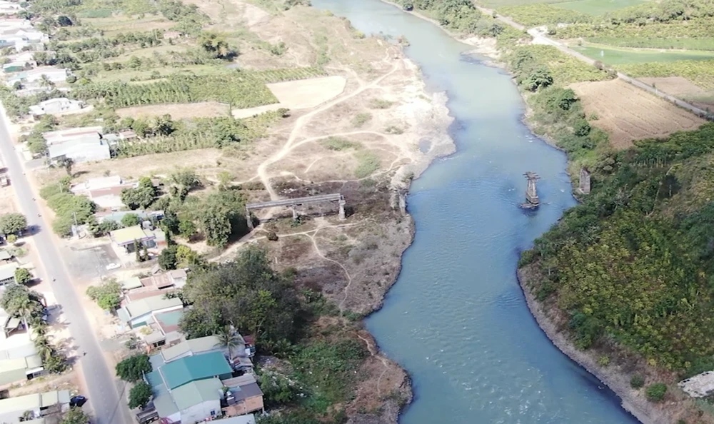 Cầu Quảng Phú nhìn từ trên cao. Ảnh: VL Cầu Quảng Phú nhìn từ trên cao. Ảnh: VL