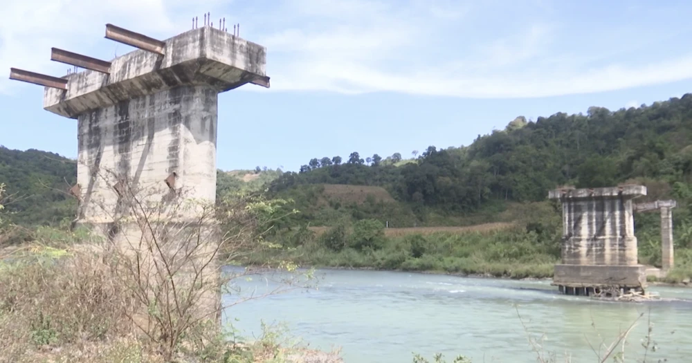 Các nhịp cầu chưa hoàn thiện. Ảnh: VL Các nhịp cầu chưa hoàn thiện. Ảnh: VL