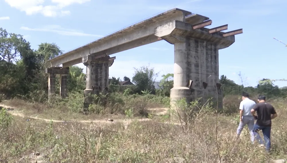 Người dân kiến nghị nên tiếp tục đầu tư cầu Quảng Phú. Ảnh: VL Người dân kiến nghị nên tiếp tục đầu tư cầu Quảng Phú. Ảnh: VL