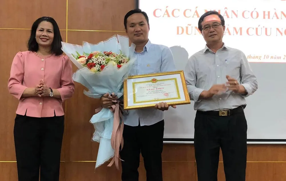 Anh Hiếu nhận bằng khen từ UBND tỉnh Đắk Nông. Ảnh: LX Anh Hiếu nhận bằng khen từ UBND tỉnh Đắk Nông. Ảnh: LX