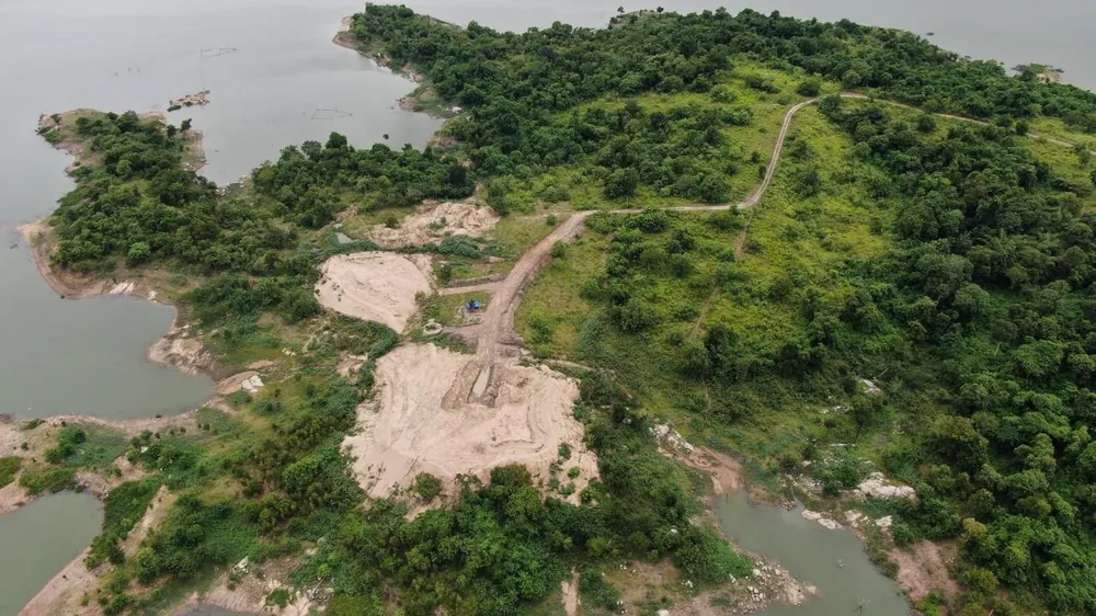 Bãi tập kết cát của doanh nghiệp trong Khu bảo tồn thiên nhiên Ea Sô. Ảnh: VL Bãi tập kết cát của doanh nghiệp trong Khu bảo tồn thiên nhiên Ea Sô. Ảnh: VL