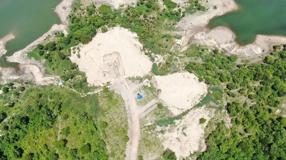 Một bãi tập kết cát khổng lồ trong rừng cấm thuộc khu bảo tồn thiên nhiên Ea Sô. Ảnh: VL Một bãi tập kết cát khổng lồ trong rừng cấm thuộc khu bảo tồn thiên nhiên Ea Sô. Ảnh: VL