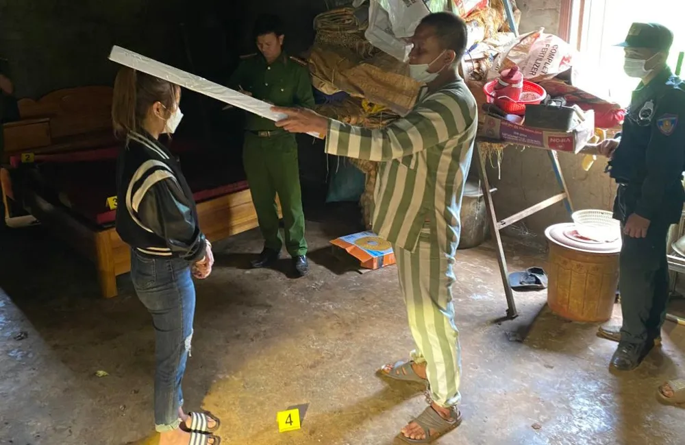 Trần Văn Hiệp đang thực nghiệm lại hành vi giết người của mình. Ảnh: AX