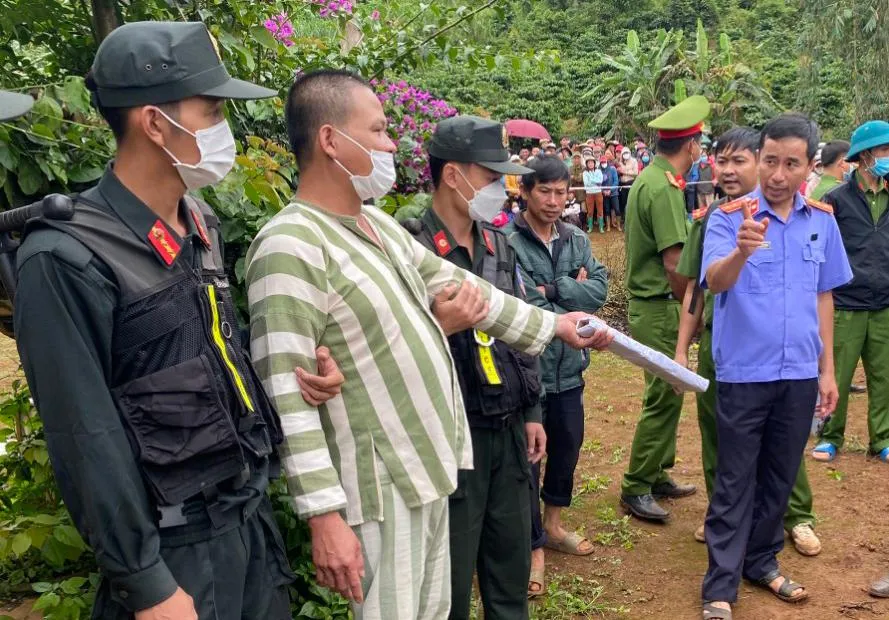 Thực nghiệm hiện trường vụ đốt xác người tình phi tang ở Đắk Nông. Ảnh: AX