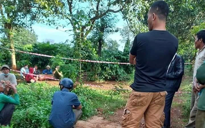 Người dân hiếu kỳ đến hiện trường vụ việc. Ảnh: AX Người dân hiếu kỳ đến hiện trường vụ việc. Ảnh: AX