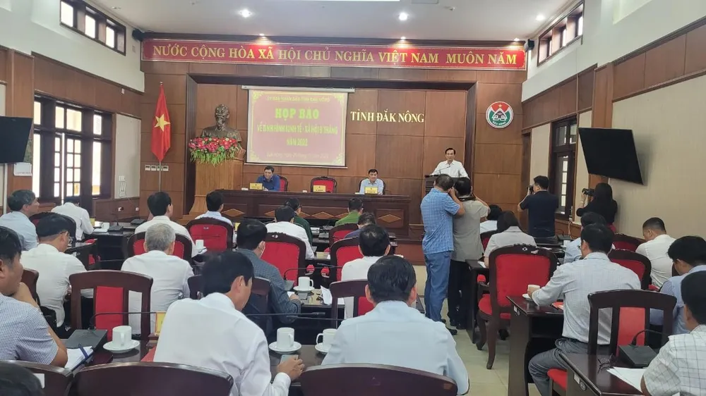 UBND tỉnh Đắk Nông thông tin tại cuộc họp báo. Ảnh: VL