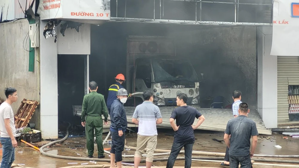 Cháy cơ sở kinh doanh đồ nhựa ở TP Buôn Ma Thuột. Ảnh: VL