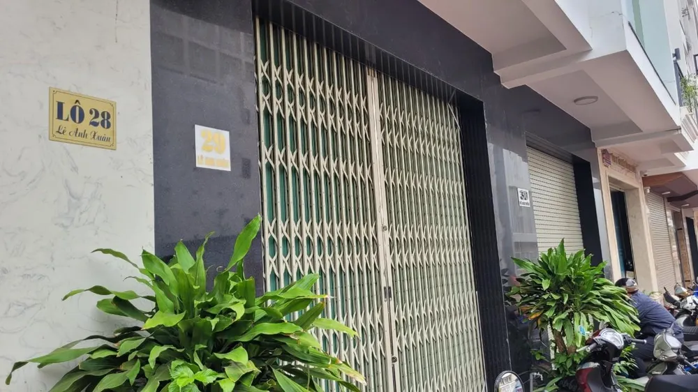 Gắn số nhà và tên đường Lê Anh Xuân ở nhà trưng bày sản phẩm của dự án. Ảnh: VL Gắn số nhà và tên đường Lê Anh Xuân ở nhà trưng bày sản phẩm của dự án. Ảnh: VL