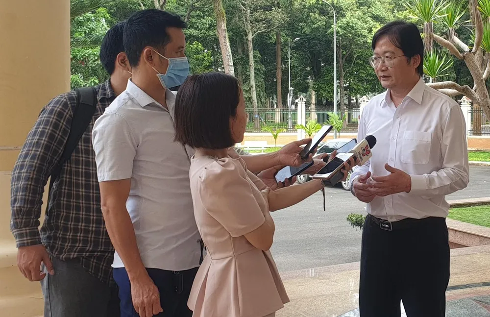 Ông Nguyễn Hoài Dương trả lời các báo chí. Ảnh: AX Ông Nguyễn Hoài Dương trả lời các báo chí. Ảnh: AX