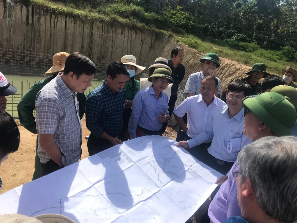 Lãnh đạo HĐND tỉnh Đắk Lắk thị sát dự án hồ yên ngựa. Ảnh: AX