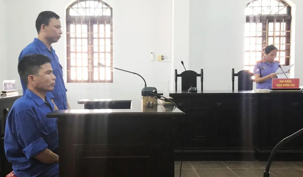 Hai anh em Hải và Phong tại phiên tòa sơ thẩm. Ảnh: LX