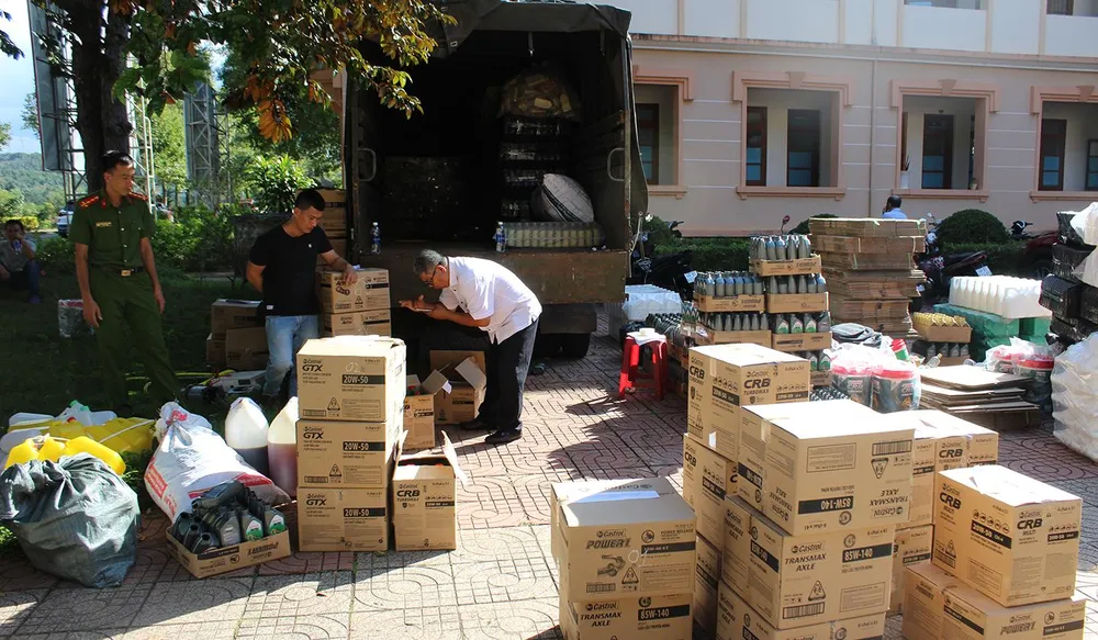 Phòng Cảnh sát kinh tế Công an tỉnh kiểm tra số tang vật của vụ án. Ảnh: AX Phòng Cảnh sát kinh tế Công an tỉnh kiểm tra số tang vật của vụ án. Ảnh: AX