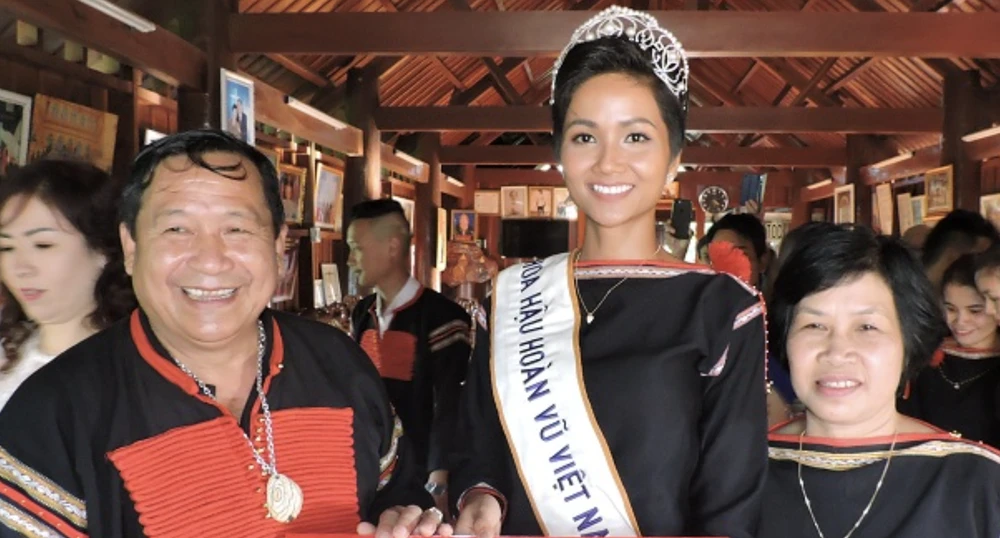 Hoa hậu H'Hen Niê tại nhà ông Khăm Phết Lào, con trai vua voi Ama Kông. Ảnh: VŨ Ông Duẩn cho biết thêm, đây là lần thứ hai UBND tỉnh Đắk Lắk chọn Hoa hậu H’Hen Niê làm đại sứ truyền thông của lễ hội quan trọng này.
