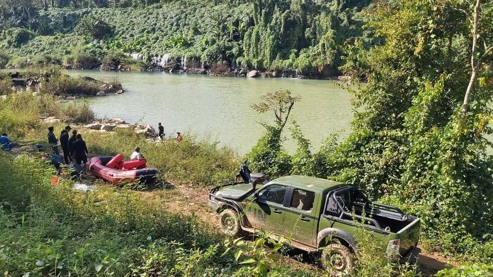 Cơ quan chức năng tìm kiếm thi thể ông C. Ảnh: AX Cơ quan chức năng tìm kiếm thi thể ông C. Ảnh: AX