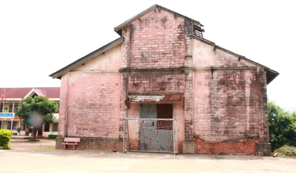 'Nhà Bảo Đại' cổ trăm năm đang xuống cấp nằm sát bên cạnh trường học. Ảnh: LX 'Nhà Bảo Đại' cổ trăm năm đang xuống cấp nằm sát bên cạnh trường học. Ảnh: LX