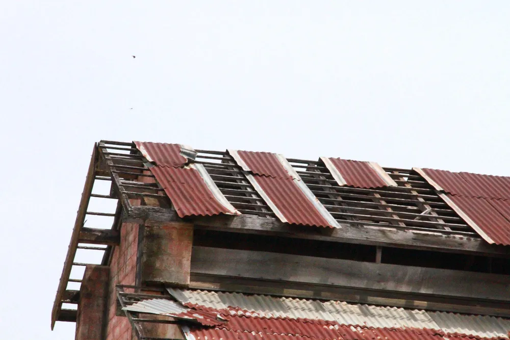 Mái tôn bị hư hỏng nặng tiềm ẩn nguy cơ mất an toàn cho học sinh và giáo viên. Ảnh: LX Mái tôn bị hư hỏng nặng tiềm ẩn nguy cơ mất an toàn cho học sinh và giáo viên. Ảnh: LX