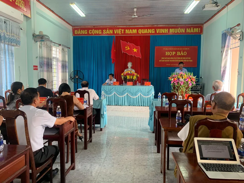 UBND huyện M’Drắk họp báo thông tin việc cưỡng chế. Ảnh: AX