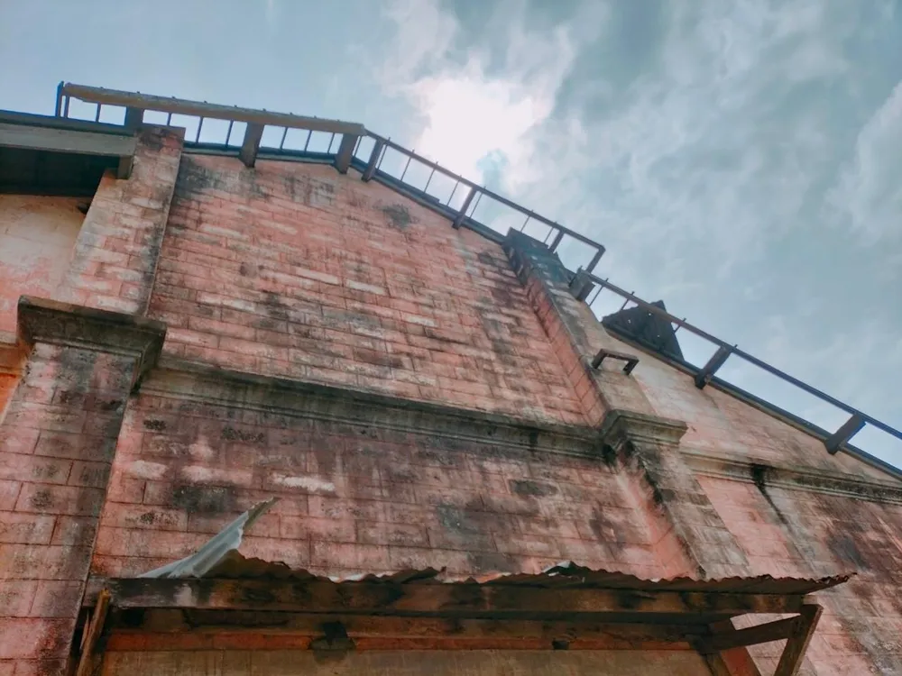 Mái tôn cũ tiềm ẩn nhiều nguy cơ mất an toàn cho cô, trò trường THCS Ea Bhốk. Ảnh: LX Mái tôn cũ tiềm ẩn nhiều nguy cơ mất an toàn cho cô, trò trường THCS Ea Bhốk. Ảnh: LX