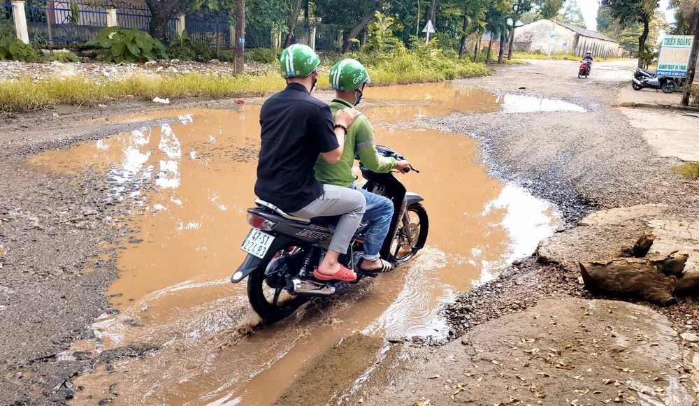 UBND TP Buôn Ma Thuột sẽ xử lý các thông tin phản ánh về hạ tầng đô thị, môi trường, xây dựng, an toàn giao thông. Trong ảnh, đường Phan Huy Chú bị xuống cấp. Ảnh: VŨ LONG