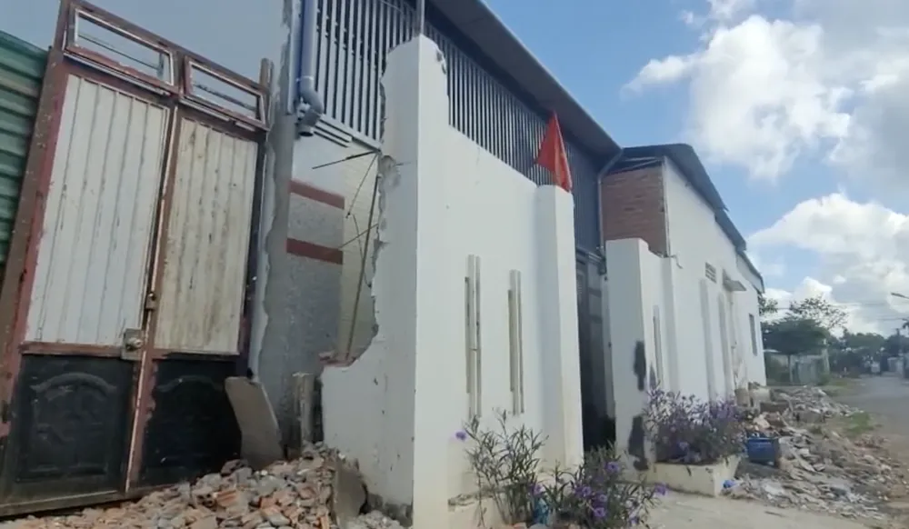 Dân hiến đất làm đường ở phường Tân An. Ảnh: VŨ LONG Dân hiến đất làm đường ở phường Tân An. Ảnh: VŨ LONG