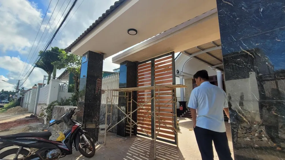 Gia đình bà Tuyền làm cánh cổng thứ hai để bàn giao mặt bằng làm đường Dã Tượng. Ảnh: VŨ LONG Gia đình bà Tuyền làm cánh cổng thứ hai để bàn giao mặt bằng làm đường Dã Tượng. Ảnh: VŨ LONG