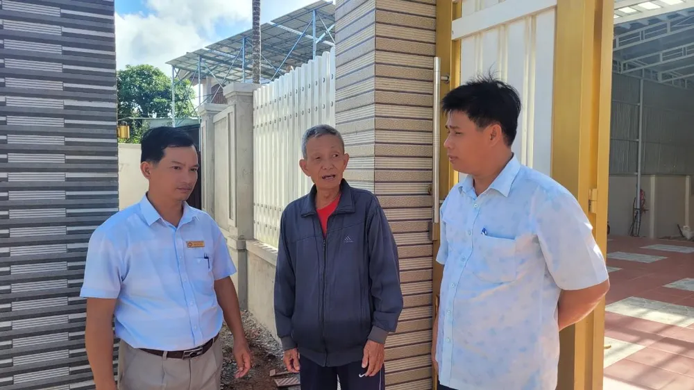 Ông Lê Văn Thao (giữa) trò chuyện với cán bộ phường Tân An. Ảnh: VŨ LONG Ông Lê Văn Thao (giữa) trò chuyện với cán bộ phường Tân An. Ảnh: VŨ LONG