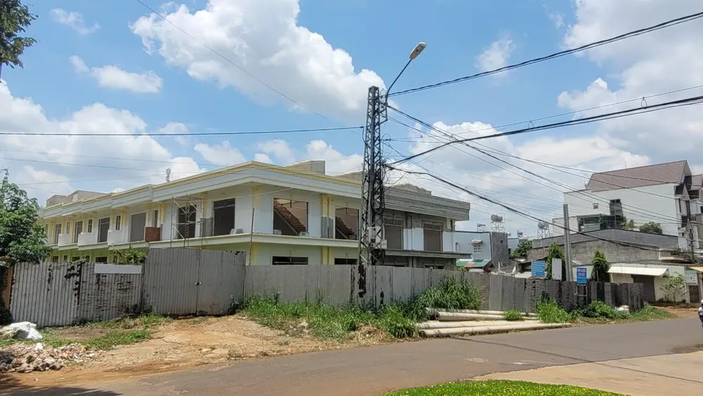 Dự án nhà ở xã hội khu tập thể Công ty CP Vận tải ô tô Đắk Lắk có nhiều vi phạm. Ảnh: VŨ LONG