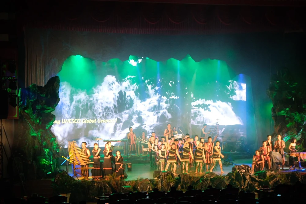 Chương trình văn nghệ tại hội nghị. Ảnh: HH